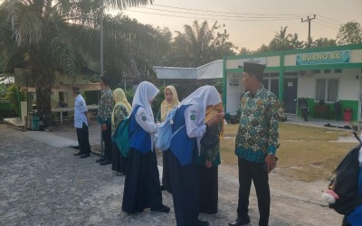 MTsN 1 Bangka Bangun Suasana Ramah Melalui Penyambutan Siswa Setiap Pagi