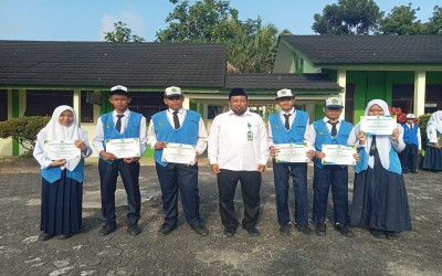 Penyerahan Piagam Penghargaan oleh Kepala MTsN 1 Bangka Kepada Kontingen KSM MTsN 1 Bangka
